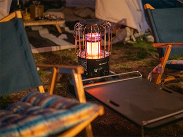 キャンプの様子 ストーブと椅子とテント