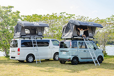 ルーフテントを載せた2台の車