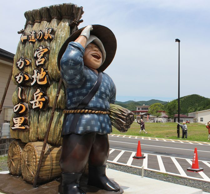 かかしの運動会を見物